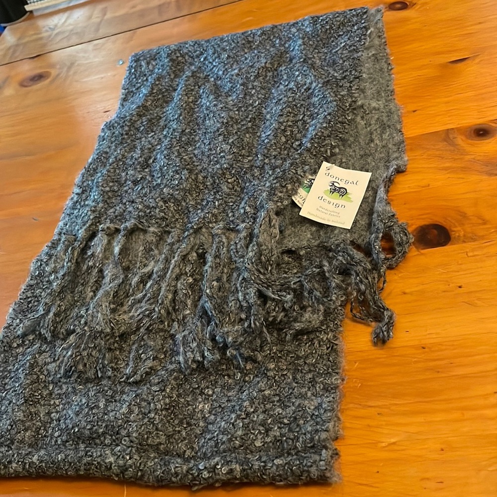 NWT donegal design Gray scarf